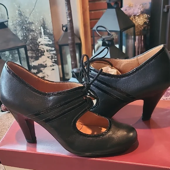 Sofft Elegant Black Leather Women's Heels - Picture 4 of 8